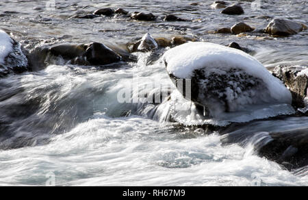 Winter Szene des Winkelstücks fällt in Kananaskis Country. Stockfoto