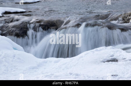 Winter Szene des Winkelstücks fällt in Kananaskis Country. Stockfoto