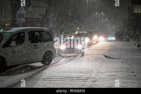 Brighton UK zum 31. Januar 2019 - Verkehr Kämpfe bis Edward Street in Brighton zu erhalten, wie Schnee im Süden heute Abend fällt mit mehr Prognose in Großbritannien: Simon Dack/Alamy leben Nachrichten Stockfoto