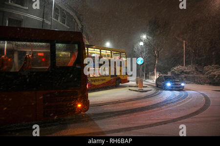 Brighton UK 31. Januar 2019 - Busse Schlacht durch Brighton zu erhalten, wie Schnee im Süden heute Abend fällt mit mehr Prognose in Großbritannien: Simon Dack/Alamy leben Nachrichten Stockfoto