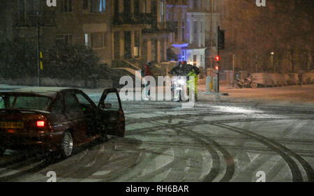 Brighton UK zum 31. Januar 2019 - ein motorradfahrer Kämpfe in Brighton als schwere Schnee fällt im Süden heute Abend mit mehr Prognose in Großbritannien: Simon Dack/Alamy leben Nachrichten Stockfoto