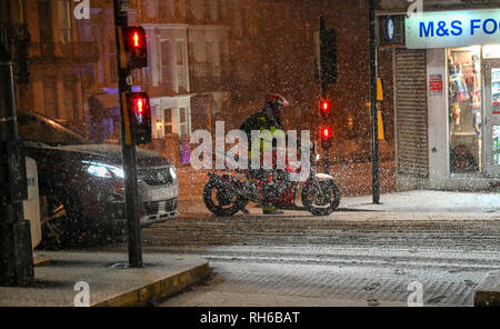 Brighton UK zum 31. Januar 2019 - ein motorradfahrer Kämpfe in Brighton als schwere Schnee fällt im Süden heute Abend mit mehr Prognose in Großbritannien: Simon Dack/Alamy leben Nachrichten Stockfoto