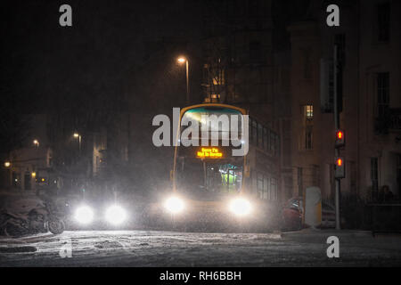 Brighton UK zum 31. Januar 2019 - ein Bus kommt an der Ampel in Brighton stecken wie Schnee im Süden heute Abend fällt mit mehr Prognose in Großbritannien: Simon Dack/Alamy leben Nachrichten Stockfoto