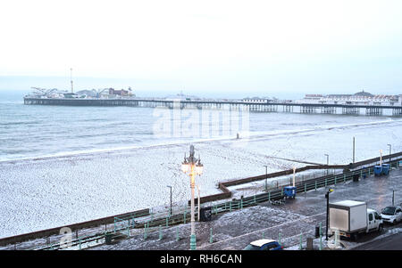 Brighton UK 1. Februar 2019 - Brighton Beach am frühen Morgen nach einem starken Schneefall über Nacht. Der Schnee und das Eis verursacht hat Probleme mit den öffentlichen Verkehrsmitteln im gesamten Süden und viele Schulen in Großbritannien Credit geschlossen sind: Simon Dack/Alamy leben Nachrichten Stockfoto