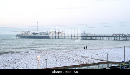 Brighton UK 1. Februar 2019 - Brighton Beach am frühen Morgen nach einem starken Schneefall über Nacht. Der Schnee und das Eis verursacht hat Probleme mit den öffentlichen Verkehrsmitteln im gesamten Süden und viele Schulen in Großbritannien Credit geschlossen sind: Simon Dack/Alamy leben Nachrichten Stockfoto