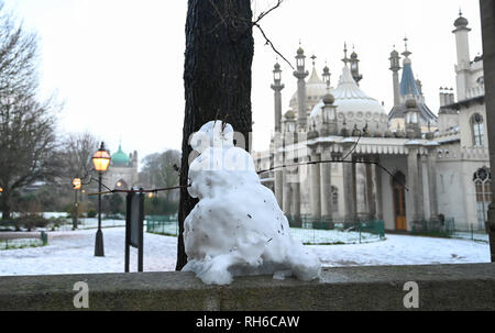 Brighton UK 1. Februar 2019 - Ein kleiner Schneemann von den Royal Pavilion in Brighton nach einem starken Schneefall über Nacht. Der Schnee und das Eis verursacht hat Probleme mit den öffentlichen Verkehrsmitteln im gesamten Süden und viele Schulen in Großbritannien Credit geschlossen sind: Simon Dack/Alamy leben Nachrichten Stockfoto