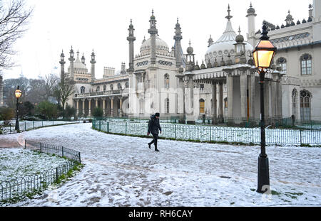 Brighton UK 1. Februar 2019 - Der Royal Pavilion und Gärten in Brighton nach einem starken Schneefall über Nacht. Der Schnee und das Eis verursacht hat Probleme mit den öffentlichen Verkehrsmitteln im gesamten Süden und viele Schulen in Großbritannien Credit geschlossen sind: Simon Dack/Alamy leben Nachrichten Stockfoto