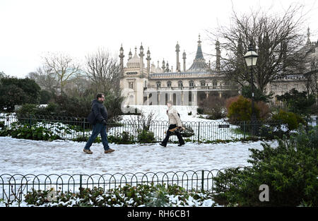 Brighton UK 1. Februar 2019 - Der Royal Pavilion und Gärten in Brighton nach einem starken Schneefall über Nacht. Der Schnee und das Eis verursacht hat Probleme mit den öffentlichen Verkehrsmitteln im gesamten Süden und viele Schulen in Großbritannien Credit geschlossen sind: Simon Dack/Alamy leben Nachrichten Stockfoto