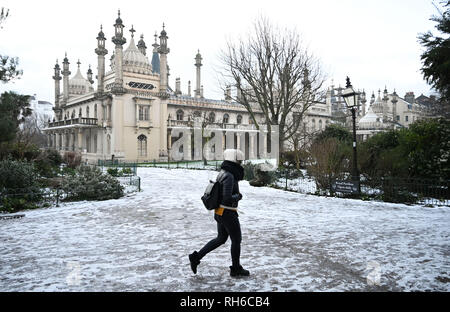 Brighton UK 1. Februar 2019 - Der Royal Pavilion und Gärten in Brighton nach einem starken Schneefall über Nacht. Der Schnee und das Eis verursacht hat Probleme mit den öffentlichen Verkehrsmitteln im gesamten Süden und viele Schulen in Großbritannien Credit geschlossen sind: Simon Dack/Alamy leben Nachrichten Stockfoto