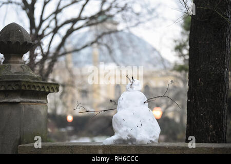 Brighton UK 1. Februar 2019 - Ein kleiner Schneemann von den Royal Pavilion in Brighton nach einem starken Schneefall über Nacht. Der Schnee und das Eis verursacht hat Probleme mit den öffentlichen Verkehrsmitteln im gesamten Süden und viele Schulen in Großbritannien Credit geschlossen sind: Simon Dack/Alamy leben Nachrichten Stockfoto