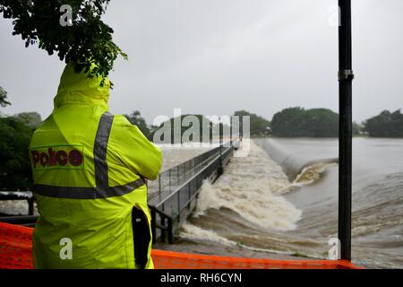 Ein Polizist einen Fluss Flut und Handeln in Abstimmung mit den Notdiensten während einer 1 in der 100-jährigen Hochwasser in Townsville, Queensland, Australien im Januar und Februar 2019 Stockfoto