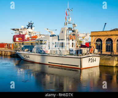 Leith, Edinburgh, Schottland, Vereinigtes Königreich, 1.. Februar 2019. Wetter im Vereinigten Königreich: Ungewöhnliches Phänomen eines gefrorenen Wassers im Albert Dock Basin im Hafen von Leith mit dem Royal Navy Trainingsboot HMS Archer P264 gefroren im Wasser Stockfoto