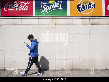 Januar 29, 2019 - Hong Kong - ein pendler gesehen vorbei eine Coca-Cola, Fanta und Sprite Werbung Plakatwand in Kong Kong. (Bild: © Miguel Candela/SOPA Bilder über ZUMA Draht) Stockfoto