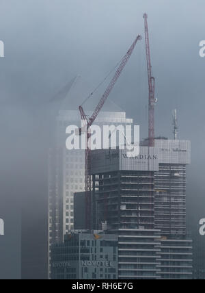 London, Großbritannien. 1 Feb, 2019. UK Wetter: Canary Wharf business park Gebäude im eiskalten Nebel gesehen, wie die laufenden Temperaturabfall über Großbritannien an den kältesten Tagen weiterhin für sieben Jahre. Credit: Guy Corbishley/Alamy leben Nachrichten Stockfoto