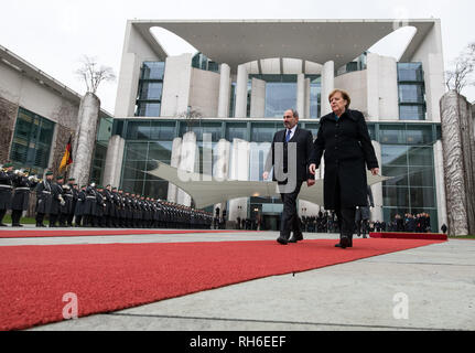 Berlin, Deutschland. 01 Feb, 2019. Bundeskanzlerin Angela Merkel (CDU) begrüßt Nikol Paschinyan, Premierminister von Armenien, mit militärischen Ehren vor dem Bundeskanzleramt. Quelle: Bernd von Jutrczenka/dpa/Alamy leben Nachrichten Stockfoto