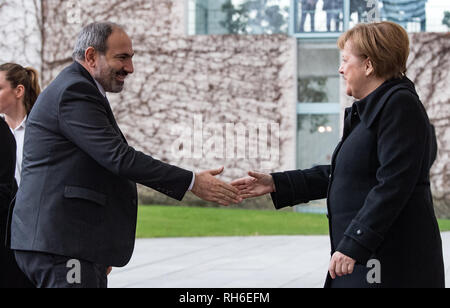 Berlin, Deutschland. 01 Feb, 2019. Bundeskanzlerin Angela Merkel (CDU) begrüßt Nikol Paschinyan, Premierminister von Armenien, mit militärischen Ehren vor dem Bundeskanzleramt. Quelle: Bernd von Jutrczenka/dpa/Alamy leben Nachrichten Stockfoto