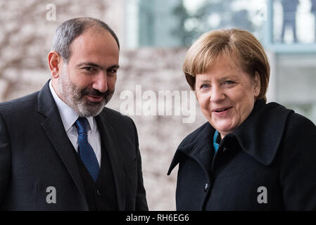 Berlin, Deutschland. 01 Feb, 2019. Bundeskanzlerin Angela Merkel (CDU) begrüßt Nikol Paschinyan, Premierminister von Armenien, mit militärischen Ehren vor dem Bundeskanzleramt. Quelle: Bernd von Jutrczenka/dpa/Alamy leben Nachrichten Stockfoto