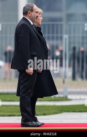 Berlin, Deutschland. 01 Feb, 2019. Bundeskanzlerin Angela Merkel (r, CDU) grüsst Nikol Paschinyan, Premierminister von Armenien, mit militärischen Ehren vor dem Bundeskanzleramt. Quelle: Bernd von Jutrczenka/dpa/Alamy leben Nachrichten Stockfoto