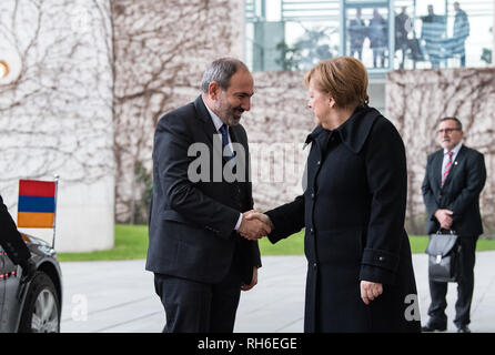 Berlin, Deutschland. 01 Feb, 2019. Bundeskanzlerin Angela Merkel (CDU) begrüßt Nikol Paschinyan, Premierminister von Armenien, mit militärischen Ehren vor dem Bundeskanzleramt. Quelle: Bernd von Jutrczenka/dpa/Alamy leben Nachrichten Stockfoto