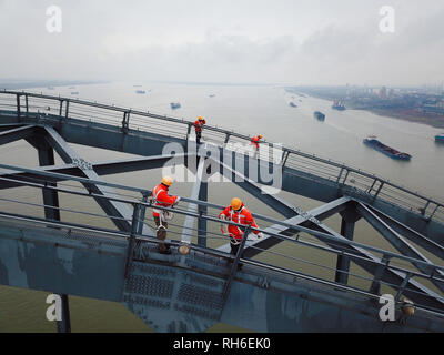 (190201) - JIUJIANG, Februar 1, 2019 (Xinhua) - Luftaufnahme auf Jan. 31, 2019 zeigt Brücke Arbeiter Kontrolle der Jiujiang Yangtze River Bridge, einer überdachten Straße-Schiene truss Bridge und ein wichtiger Teil der Beijing-Kowloon (Jingjiu) Eisenbahn in Jiujiang, im Osten der chinesischen Provinz Jiangxi. Sicherheit Kontrollen wurden verstärkt, Transport während der 2019 Spring Festival reisen Rush zu sichern. (Xinhua / Ding Bo) Stockfoto