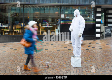 Mann stand immer noch unterhaltsam Masse in Blackpool, Lancashire, UK. 1. Februar, 2019. UK Wetter: kalter Tag in Blackpool als Stephen Roberts nimmt eine maskierte Schneemann verkleiden Spenden zu erbitten, ihm zu erlauben, für den Notfall über Nacht Hostel im Zentrum der Stadt zu zahlen. Credit: MediaWorldImages/Alamy leben Nachrichten Stockfoto