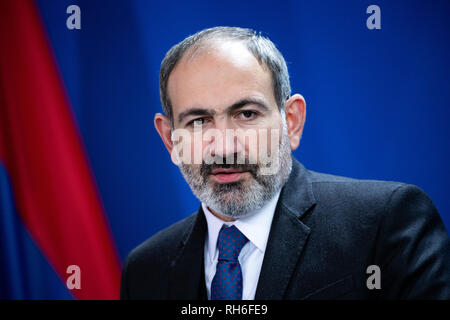 Berlin, Deutschland. 01 Feb, 2019. Nikol Paschinyan, Premierminister von Armenien, sprach auf einer Pressekonferenz mit Bundeskanzlerin Merkel nach ihrem Gespräch im Bundeskanzleramt. Quelle: Bernd von Jutrczenka/dpa/Alamy leben Nachrichten Stockfoto