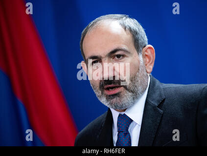 Berlin, Deutschland. 01 Feb, 2019. Nikol Paschinyan, Premierminister von Armenien, sprach auf einer Pressekonferenz mit Bundeskanzlerin Merkel nach ihrem Gespräch im Bundeskanzleramt. Quelle: Bernd von Jutrczenka/dpa/Alamy leben Nachrichten Stockfoto