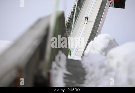 Berlin, Deutschland. 01 Feb, 2019. World Cup Men Skiflugschanze, Markus Eisenbichler aus Deutschland springt von der Hill während des Trainings. Quelle: Bernd von Jutrczenka/dpa/Alamy leben Nachrichten Stockfoto