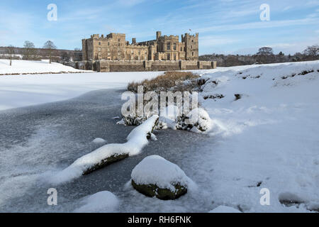 Raby Castle, Staindrop, County Durham, UK. Freitag, 1. Februar 2019. UK Wetter. Schöne Szenen als starker Schneefall erstellt eine Winterlandschaft bei Raby Castle im Nordosten Englands. Quelle: David Forster/Alamy leben Nachrichten Stockfoto