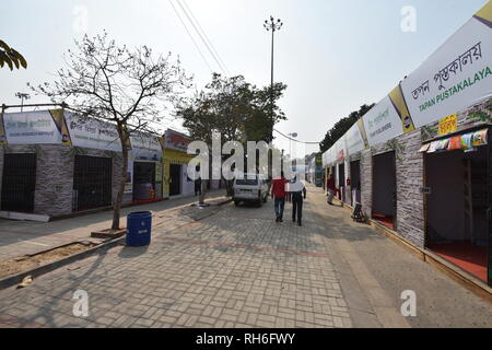 Kolkata, Indien. 1. Februar, 2019. Am zweiten Tag von 12 Tagen Dauer 43. Internationalen Kolkata Buchmesse 2019 am Central Park, Salt Lake City, die von den Verlegern und Buchhändlern Gilde organisiert. Credit: Biswarup Ganguly/Alamy leben Nachrichten Stockfoto