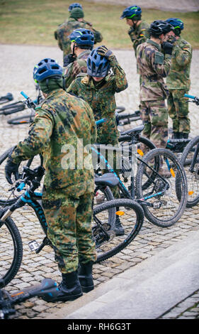 01. Februar 2019, Sachsen, Dresden: die Schüler bereit für den Unterricht mit dem Mountainbike in der Schule der Offiziere der Armee'. Foto: Oliver Killig/dpa-Zentralbild/dpa Stockfoto