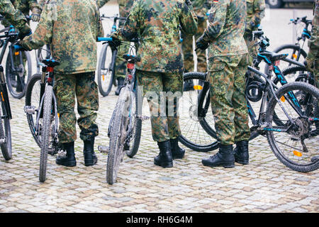 01. Februar 2019, Sachsen, Dresden: die Schüler bereit für den Unterricht mit dem Mountainbike in der Schule der Offiziere der Armee'. Foto: Oliver Killig/dpa-Zentralbild/dpa Stockfoto