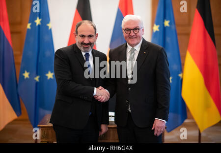 Berlin, Deutschland. 01 Feb, 2019. Bundespräsident Dr. Frank-Walter Steinmeier begrüßt Nikol Paschinyan (l), Premierminister von Armenien, zu Schloss Bellevue Credit: Bernd von Jutrczenka/dpa/Alamy leben Nachrichten Stockfoto