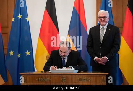 Berlin, Deutschland. 01 Feb, 2019. Nikol Paschinyan, Premierminister von Armenien, schildern das Gästebuch in Schloss Bellevue im Beisein von Bundespräsident Dr. Frank-Walter Steinmeier. Quelle: Bernd von Jutrczenka/dpa/Alamy leben Nachrichten Stockfoto