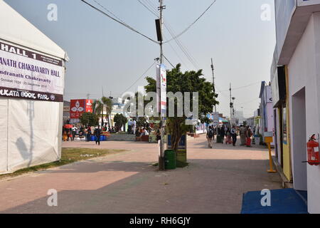 Kolkata, Indien. 1. Februar, 2019. Am zweiten Tag von 12 Tagen Dauer 43. Internationalen Kolkata Buchmesse 2019 am Central Park, Salt Lake City, die von den Verlegern und Buchhändlern Gilde organisiert. Credit: Biswarup Ganguly/Alamy leben Nachrichten Stockfoto