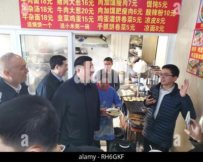 Peking, China. 1 Feb, 2019. Der chinesische Präsident Xi Jinping, auch Generalsekretär der Kommunistischen Partei Chinas und Vorsitzender der Zentralen Militärkommission, Besuche ein kleines Restaurant in einem Hutong Qianmen Bereich im Zentrum von Peking, der Hauptstadt von China, Februar 1, 2019. Präsident Xi Jinping am Freitag besuchte die Bewohner und primäre Beamte in Peking und erweiterte Neujahrsfest Grüße an chinesischen Menschen aller ethnischen Gruppen. Credit: Wang Ye/Xinhua/Alamy leben Nachrichten Stockfoto