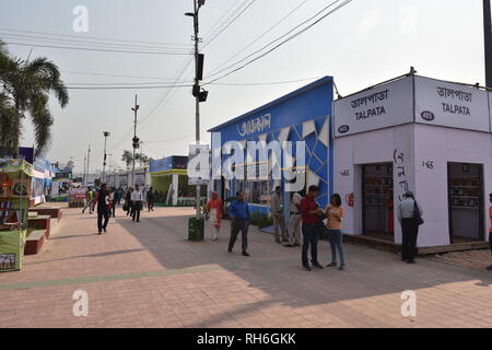 Kolkata, Indien. 1. Februar, 2019. Am zweiten Tag von 12 Tagen Dauer 43. Internationalen Kolkata Buchmesse 2019 am Central Park, Salt Lake City, die von den Verlegern und Buchhändlern Gilde organisiert. Credit: Biswarup Ganguly/Alamy leben Nachrichten Stockfoto