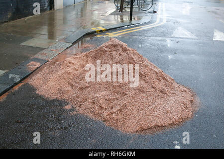 London, Großbritannien. 1 Feb, 2019. Grit Stapel liegt im Norden von London gesehen, nachdem über Nacht Schneefall in der Hauptstadt. Credit: Dinendra Haria/SOPA Images/ZUMA Draht/Alamy leben Nachrichten Stockfoto