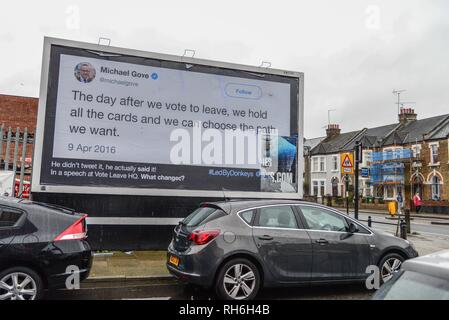 London, Großbritannien. 1 Feb, 2019. Ein pro bleiben Gruppe namens 'von Eseln Led eine Anschlagtafel in Greenwich haben mit einem Tweet von Michael Gove von April 2016. Die Gruppe, um sie zu beschreiben, wie die jüngsten in einer "öffentlichen Informationskampagne, um die Öffentlichkeit über die Aussagen und Versprechungen, die uns von unseren MPs" zu erinnern. Credit: Claire Doherty/Alamy leben Nachrichten Stockfoto