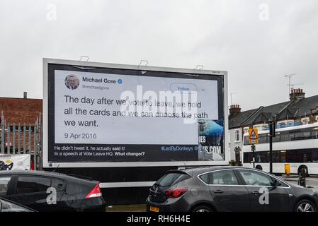 London, Großbritannien. 1 Feb, 2019. Ein pro bleiben Gruppe namens 'von Eseln Led eine Anschlagtafel in Greenwich haben mit einem Tweet von Michael Gove von April 2016. Die Gruppe, um sie zu beschreiben, wie die jüngsten in einer "öffentlichen Informationskampagne, um die Öffentlichkeit über die Aussagen und Versprechungen, die uns von unseren MPs" zu erinnern. Credit: Claire Doherty/Alamy leben Nachrichten Stockfoto