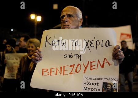 Athen, Griechenland. 31 Jan, 2019. Ein Mann hält ein Plakat gesehen, während des Protestes. Die Leute an der US-Botschaft demonstriert Solidarität mit Venezuela in Athen, Griechenland zu zeigen. Credit: Giorgos Zachos/SOPA Images/ZUMA Draht/Alamy leben Nachrichten Stockfoto