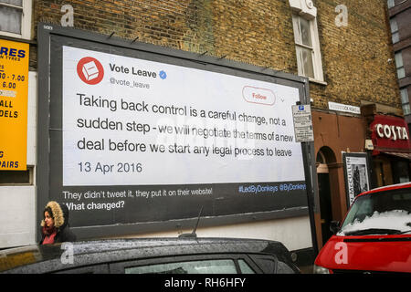 London, UK, 1. Feb 2019.. Abillboard in Finsbury Park, North London, zeigt ein Zitat von "Abstimmung verlassen"-Kampagne von April 2016. Eine Gruppe, die sich selbst "die Esel "Led sind Crowdfunding eine Kampagne namens "Lasst uns diese Tweets in ganz Großbritannien" einfügen, Anmietung von Plakatflächen im ganzen Land Zitate und Tweets von Brexit ähnliche Versprechungen der Politiker und andere Statements prominenter Brexiteers zeigen. Credit: Imageplotter Nachrichten und Sport/Alamy leben Nachrichten Stockfoto