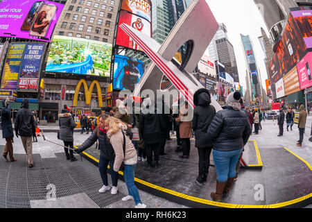 New York, USA. 1. Feb 2019. Touristen und Medien Menge "X", der Gewinner des Times Square Valentine Herz Design in Times Square in New York, in seiner Enthüllung am Freitag, 1. Februar 2019. Die Skulptur, entworfen von Reddymade, verwendet zwei sich schneidende Aluminium Flugzeuge mit einem Zylinder Form an der Kreuzung von unten formen ein Herz Form gesehen. Zusätzlich wird das Symbol X hat Küsse und Ausdrücke der Liebe seit dem 19. Jahrhundert vertreten. 'X' ist auf Ansicht durch Februar. (© Richard B. Levine) Credit: Richard Levine/Alamy leben Nachrichten Stockfoto