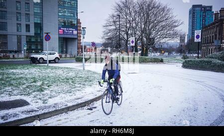 Sheffield, Großbritannien. 1. Feb 2019. Ein Mann Radfahren während eines schweren Schneesturm.. Großbritannien ist ein schlechtes Wetter, wie das ganze Land schneit bei sehr niedrigen Temperaturen, vor allem im Süden Englands. Credit: Ioannis Alexopoulos/Alamy leben Nachrichten Stockfoto