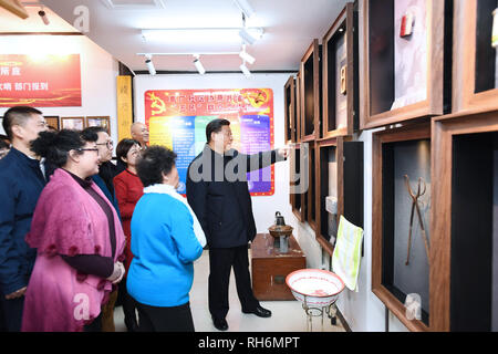 (190201) - Peking, Februar 1, 2019 (Xinhua) - der chinesische Präsident Xi Jinping, auch Generalsekretär der Kommunistischen Partei Chinas und Vorsitzender der Zentralen Militärkommission, Gespräche mit Bewohnern als besucht er eine "Hutong,' oder traditionellen Gasse, in der Qianmen Bereich im Zentrum von Peking, der Hauptstadt von China, Februar 1, 2019. Präsident Xi Jinping am Freitag besucht Peking hat vor allem die Kader und die Anwohner in der Innenstadt von nachbarschaften vor dem Frühlingsfest und erweiterte Neujahrsfest Grüße an chinesischen Menschen aller ethnischen Gruppen. Xi überprüft auch die Vorbereitungen für die werden. Stockfoto