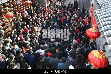 (190201) - Peking, Februar 1, 2019 (Xinhua) - der chinesische Präsident Xi Jinping, auch Generalsekretär der Kommunistischen Partei Chinas und Vorsitzender der Zentralen Militärkommission, erstreckt sich Grüße an Bewohner als besucht er eine "Hutong,' oder traditionellen Gasse, in der Qianmen Bereich im Zentrum von Peking, der Hauptstadt von China, Februar 1, 2019. Präsident Xi Jinping am Freitag besucht Peking hat vor allem die Kader und die Anwohner in der Innenstadt von nachbarschaften vor dem Frühlingsfest und erweiterte Neujahrsfest Grüße an chinesischen Menschen aller ethnischen Gruppen. Xi überprüft auch die Vorbereitung der Arbeit Stockfoto