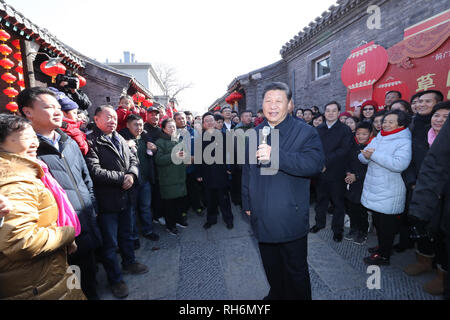 (190201) - Peking, Februar 1, 2019 (Xinhua) - der chinesische Präsident Xi Jinping, auch Generalsekretär der Kommunistischen Partei Chinas und Vorsitzender der Zentralen Militärkommission, erstreckt sich Grüße an Bewohner als besucht er eine "Hutong,' oder traditionellen Gasse, in der Qianmen Bereich im Zentrum von Peking, der Hauptstadt von China, Februar 1, 2019. Präsident Xi Jinping am Freitag besucht Peking hat vor allem die Kader und die Anwohner in der Innenstadt von nachbarschaften vor dem Frühlingsfest und erweiterte Neujahrsfest Grüße an chinesischen Menschen aller ethnischen Gruppen. Xi überprüft auch die Vorbereitung der Arbeit Stockfoto