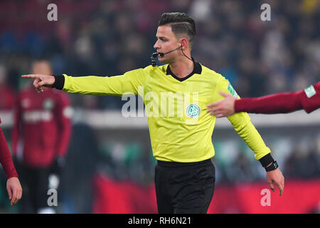Schiedsrichter Daniel Schlager whistles Strafe für Leipzig. GES/Fußball/Bundesliga: Hannover 96 - RB Leipzig, 01.02.2019 Fußball: 1.Liga: Hannover 96 vs RB Leipzig, Hannover, Februar 1, 2019 | Verwendung weltweit Stockfoto