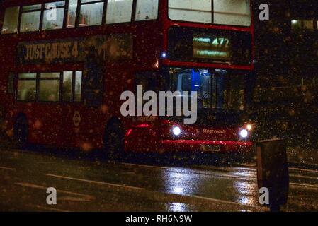 London, Großbritannien. 1 Feb, 2019. Fahrzeuge fahren durch eine schwere Schnee in Greenwich Dusche. Credit: Claire Doherty/Alamy leben Nachrichten Stockfoto