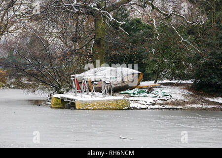 London, Großbritannien, 1. Februar 2019 - Ruderboote im Schnee in der Nähe eines zugefrorenen Teich in Finsbury Park bedeckt, nördlich von London nach einer sehr kalten Nacht in der Hauptstadt. Credit: Dinendra Haria/Alamy leben Nachrichten Stockfoto